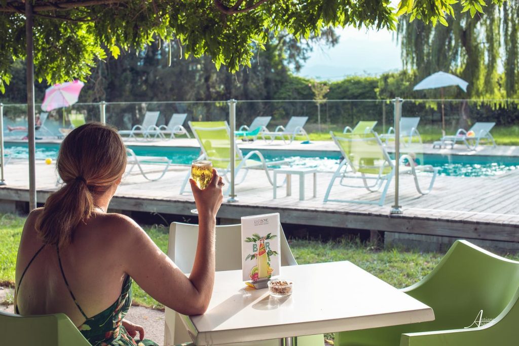 Aperitivo a bordo piscina al Camping U Casone