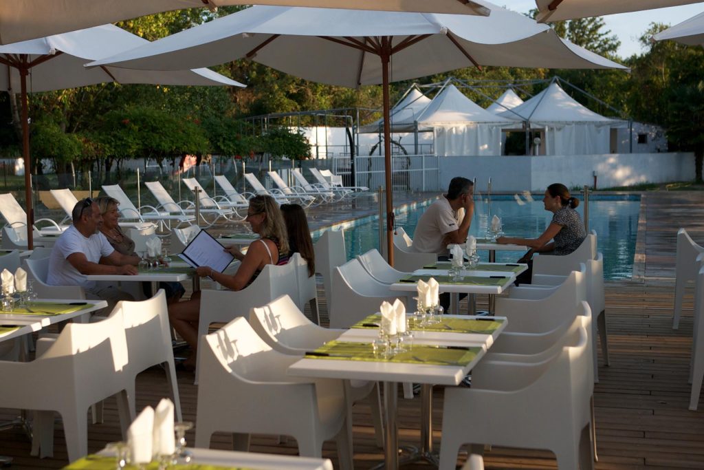 Terrasse du restaurant au bord de la piscine