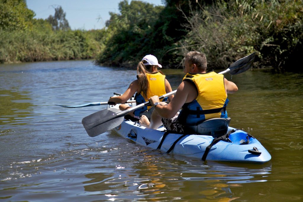 Uscita in kayak sul fiume vicino al campeggio