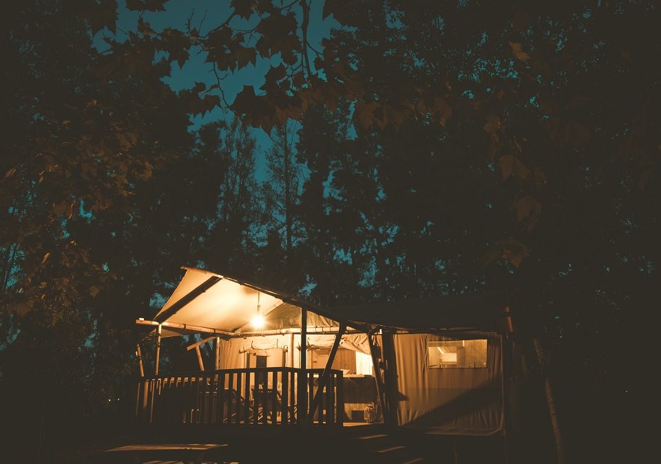 Luxury lodge éclairé à la tombée de la nuit
