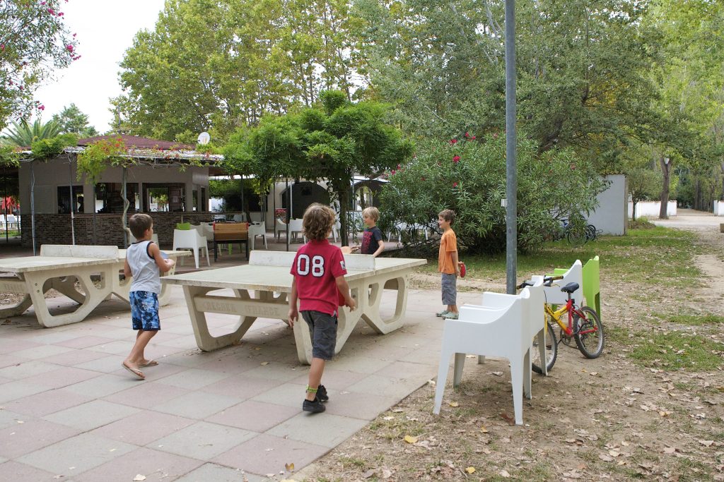 Kinder beim Tischtennisspielen auf dem Camping U Casone