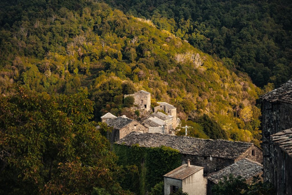 Village typique corse à flanc de montagne